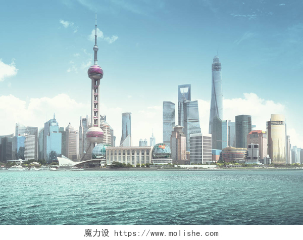 中国上海东方明珠上海的天空在阳光灿烂的日子里，中国